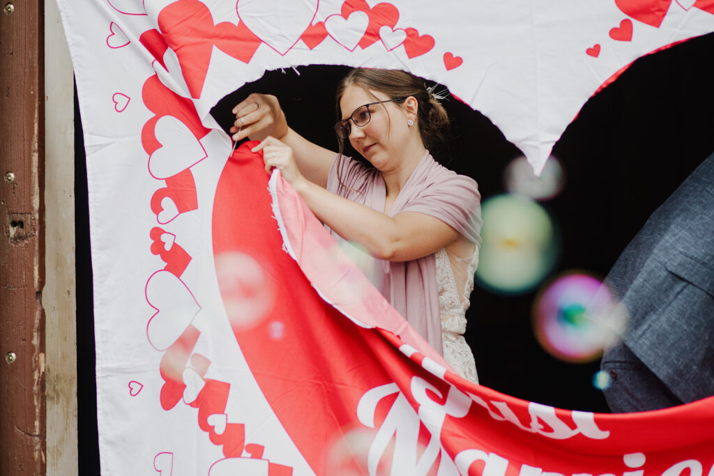 Brautpaar schneidet Herz aus