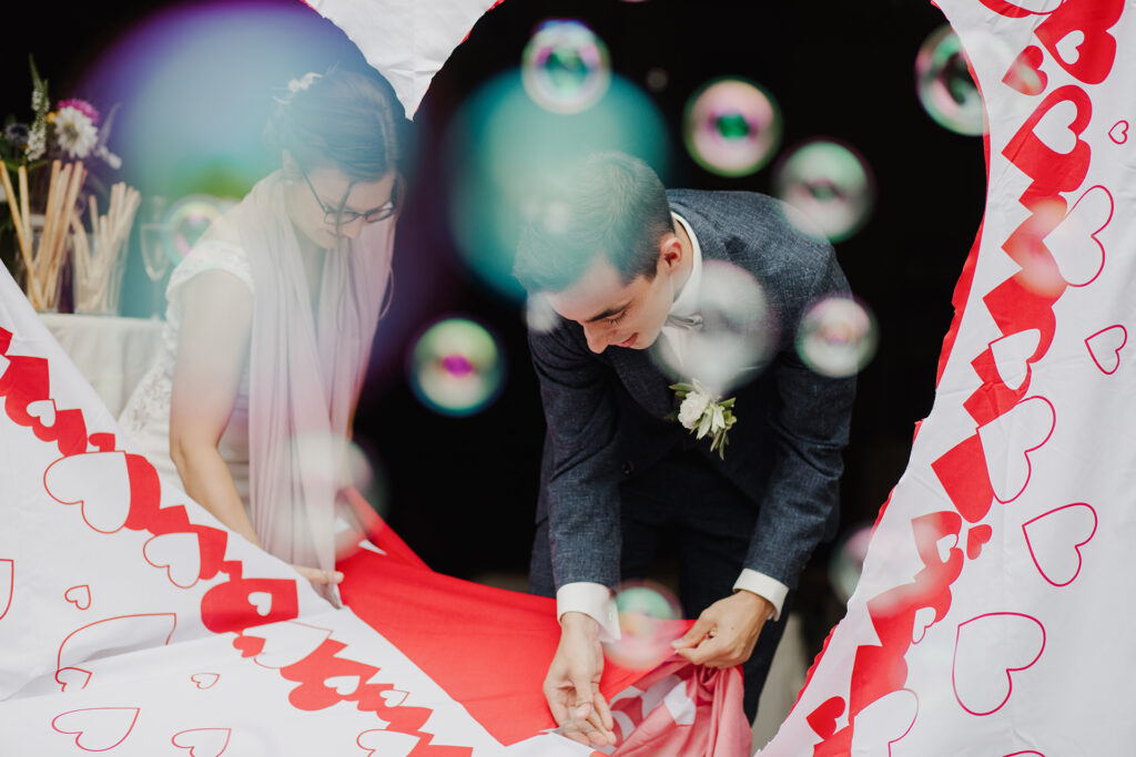 Brautpaar schneidet Herz aus