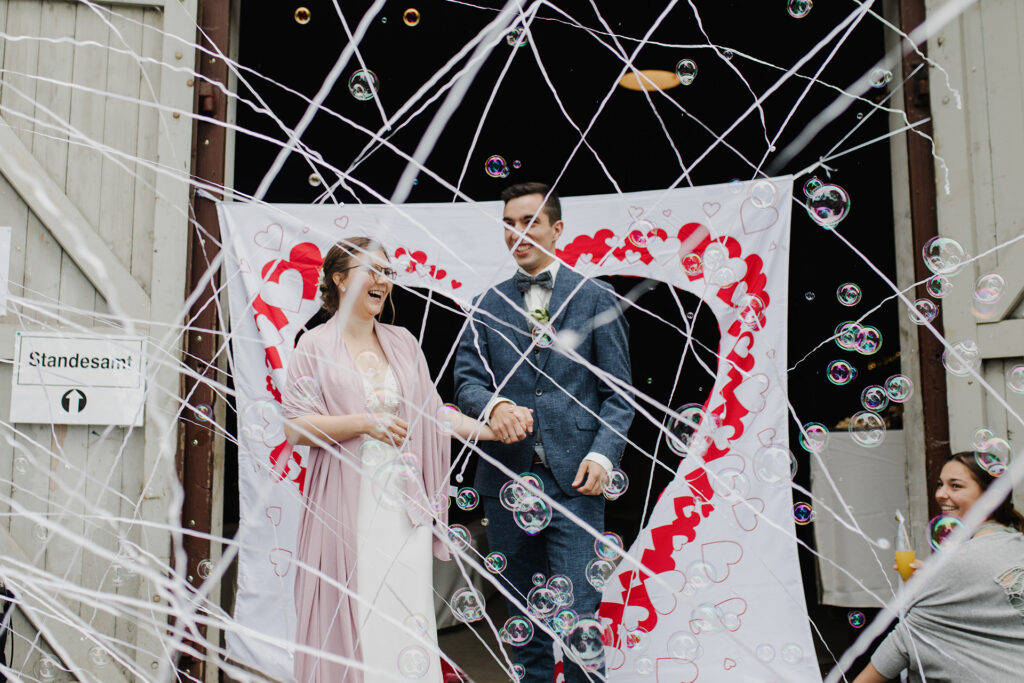 Brautpaar schneidet Herz aus