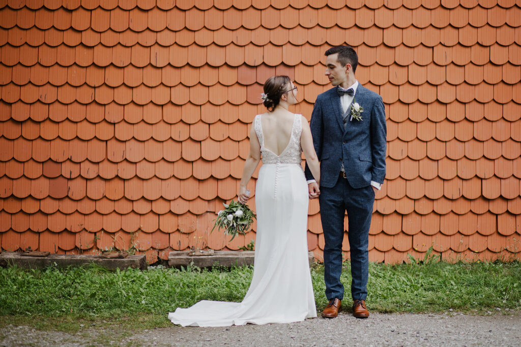 Brautpaar vor Ziegelwand