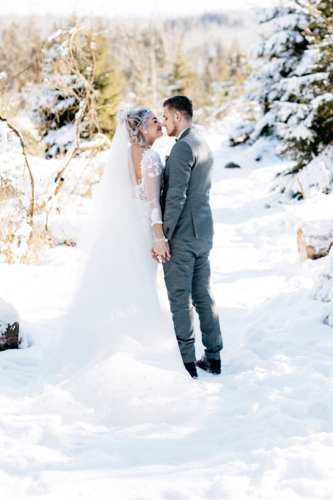 Brautpaar im Schnee