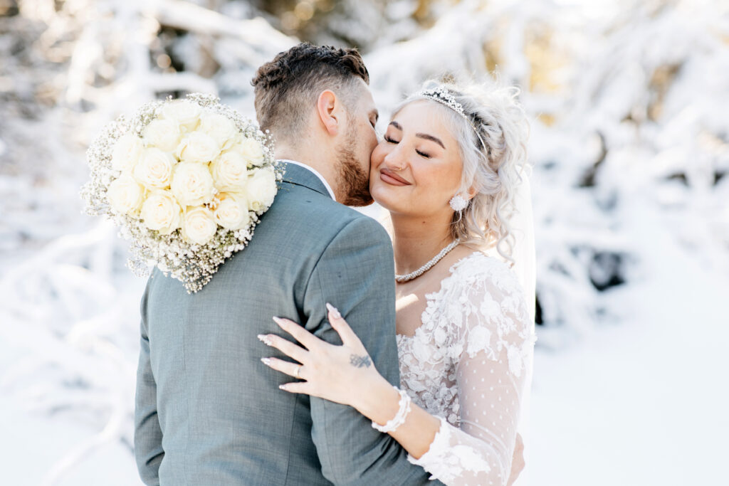 Brautpaar im Schnee