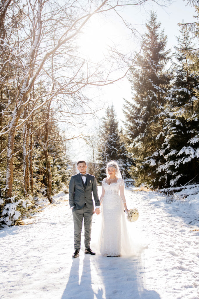 Brautpaar im Schnee