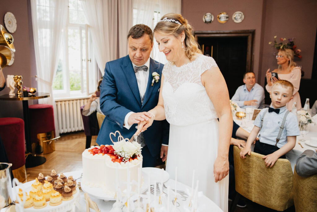 Hochzeit im Le Mariage Quedlinburg Tortenanschnitt